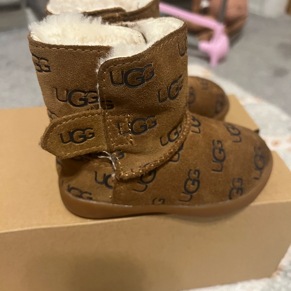 Toddler ugg Keelan embossed logo
